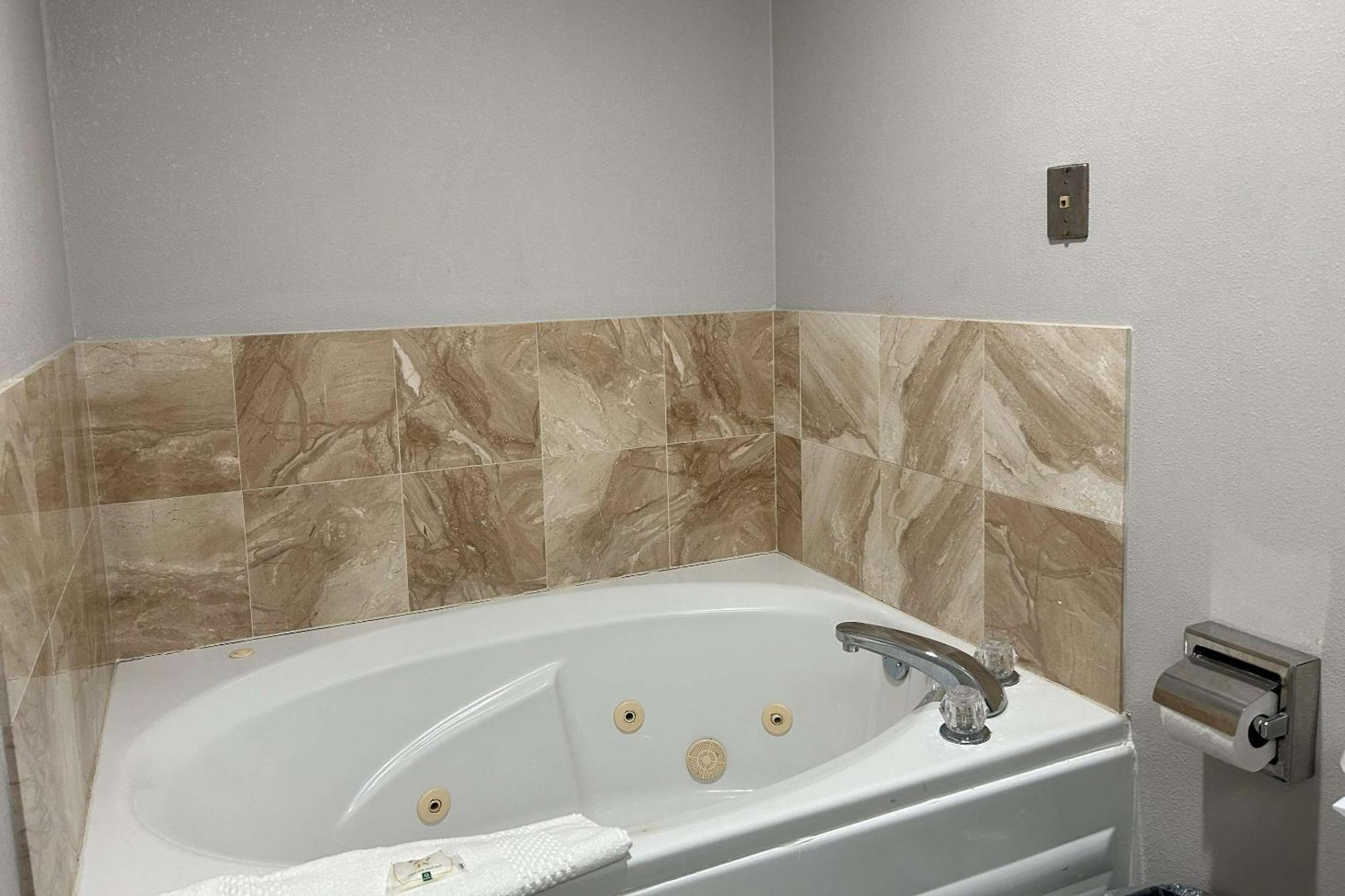 Quality Inn & Suites Tarboro - Kingsboro Exteriör bild